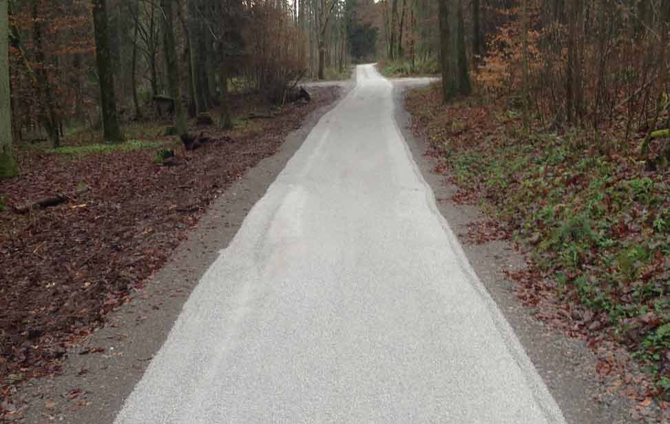 Verarbeitung verschiedener natürlicher Zusätze und Bindemittel wie Brechsande und Spezialkies um die Eigenschaften der gefertigten Flächen und Deckschichten zu verbessern. Besonders zu erwähnen sind hierbei die Firma HanseGrand ® und STABILIZER ®.